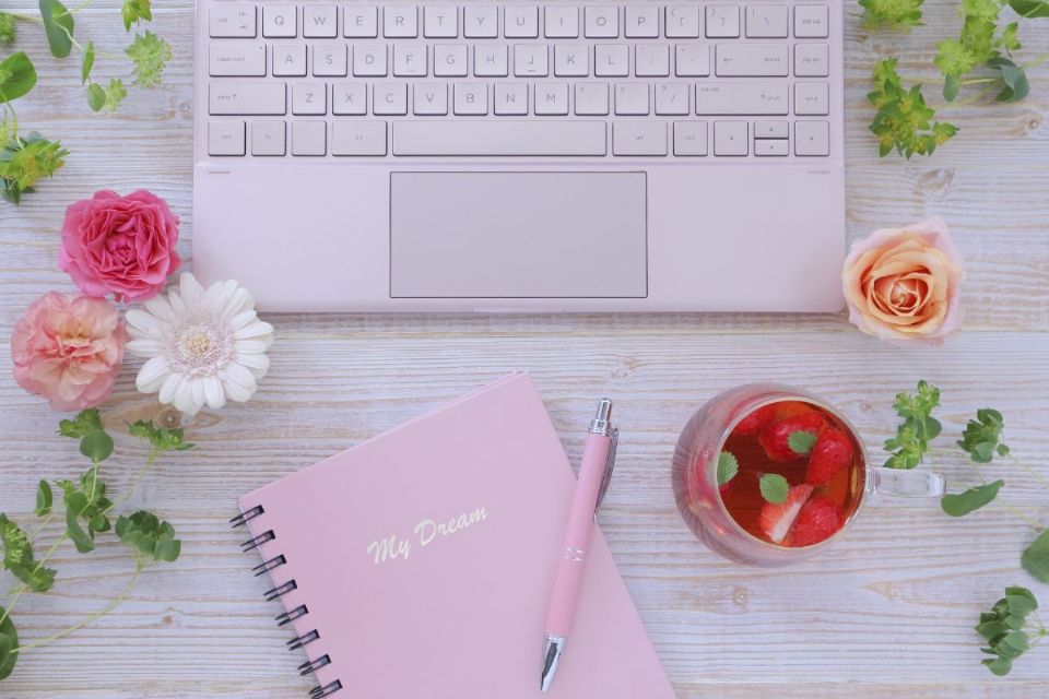 パソコンと小物を置いた可愛いデスクの写真